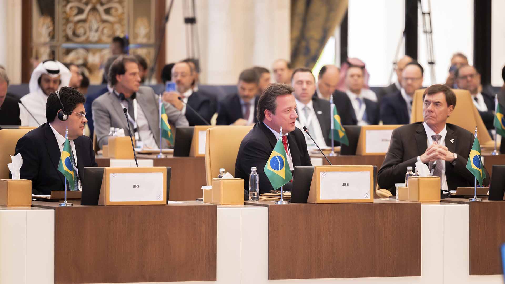 Marcos Molina e Wesley Batista, ao lado do CEO da Embraer