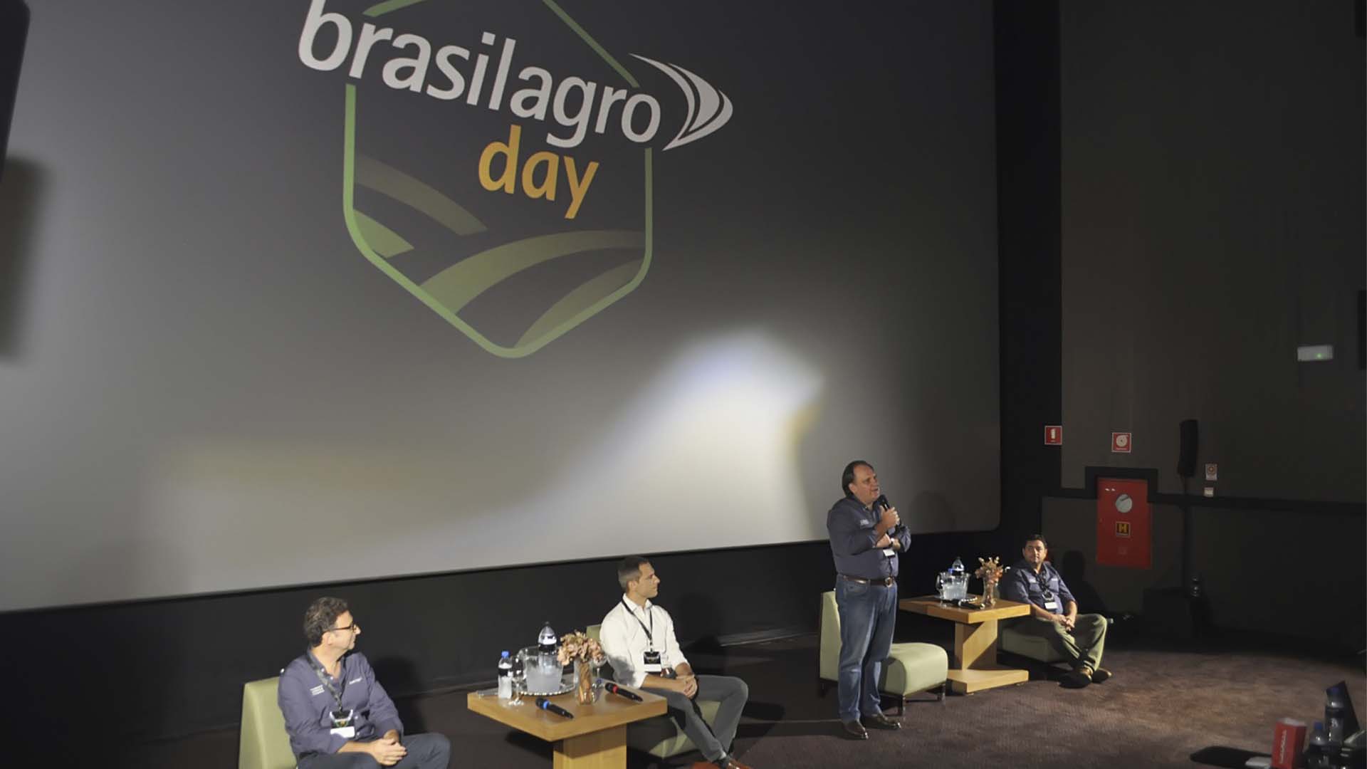 O presidente da BrasilAgro, André Guillaumon, fala a investidores em uma sala de cinema | Crédito: Eliane Azevedo/BrasilAgro