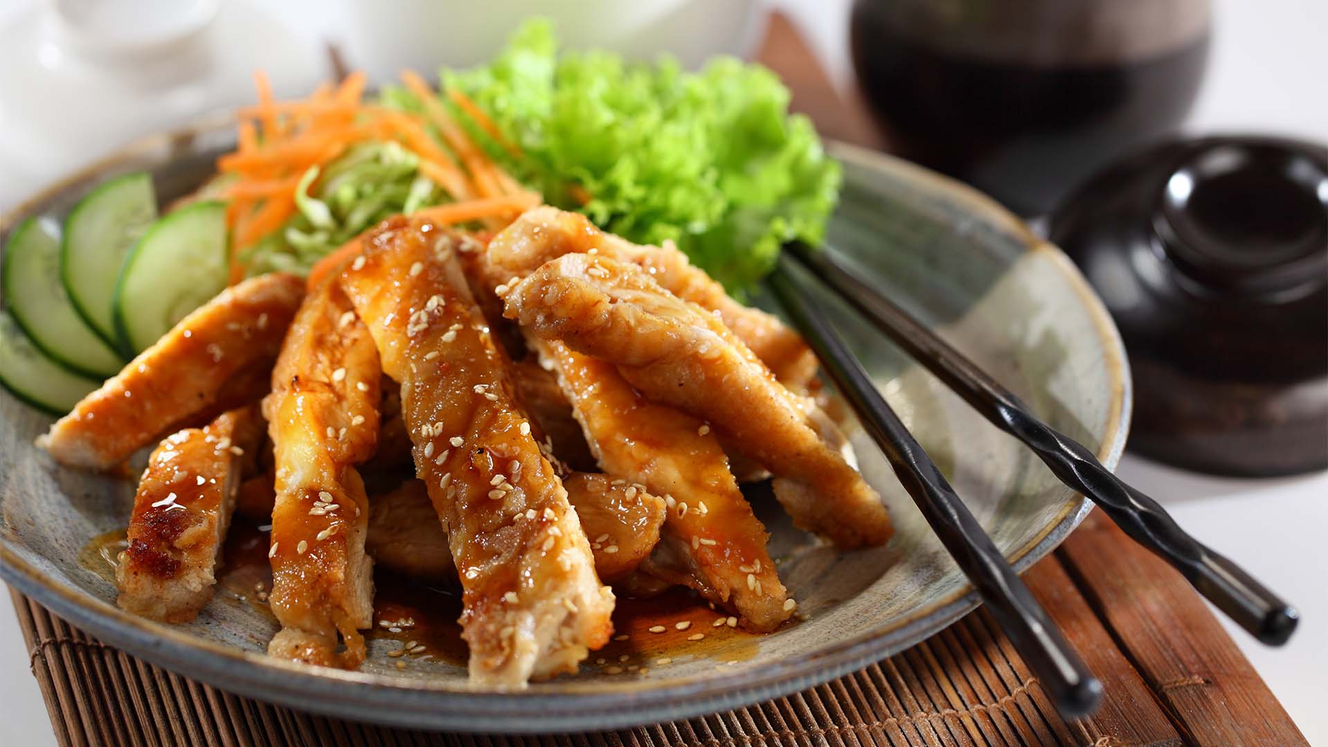 Frango Teriyaki, um dos pratos típicos de frango do Japão | Crédito: Schutterstock
