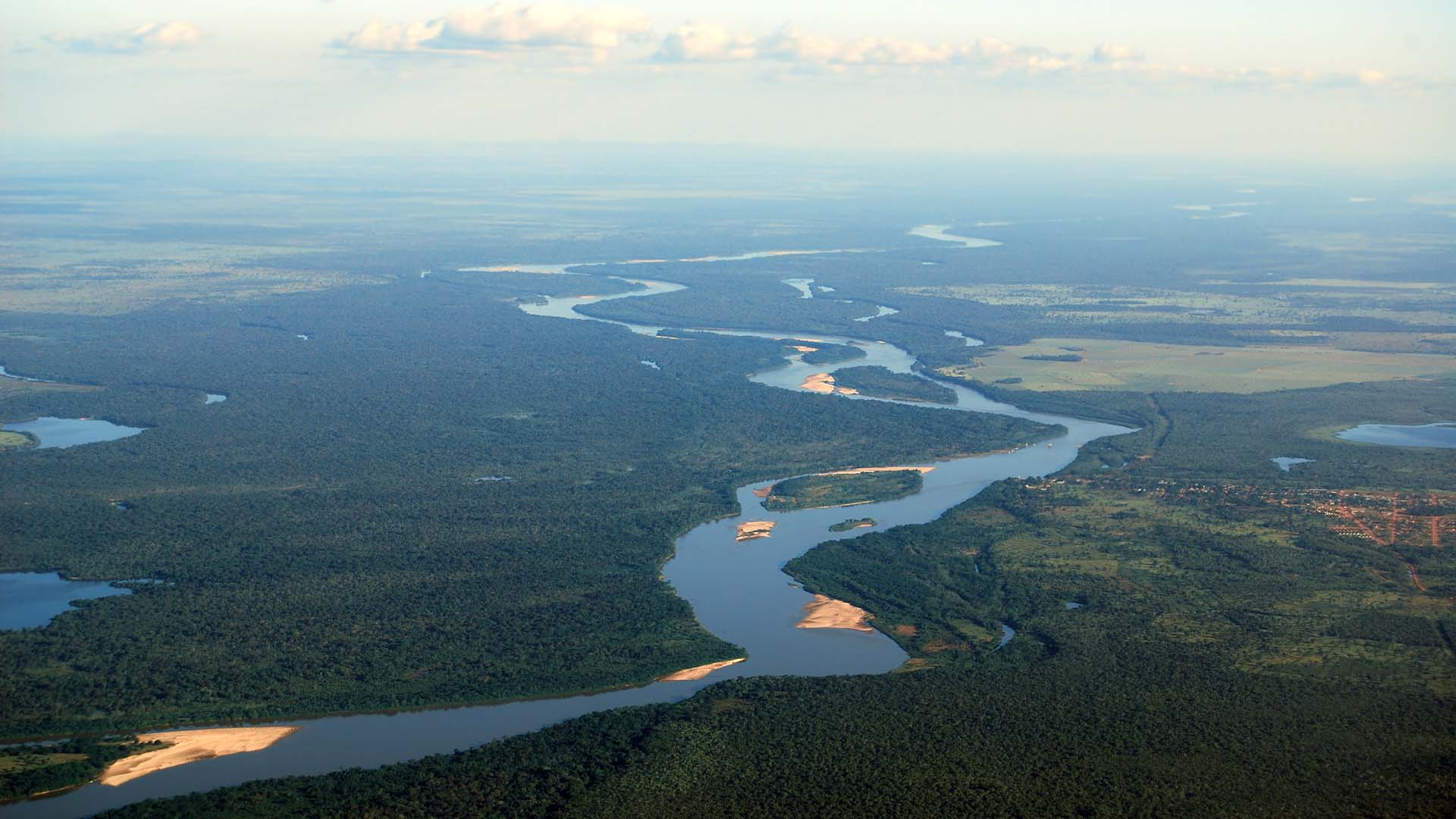 Vista aérea do rio Araguaia, na fronteira entre os Estado de Mato Grosso e Goiás