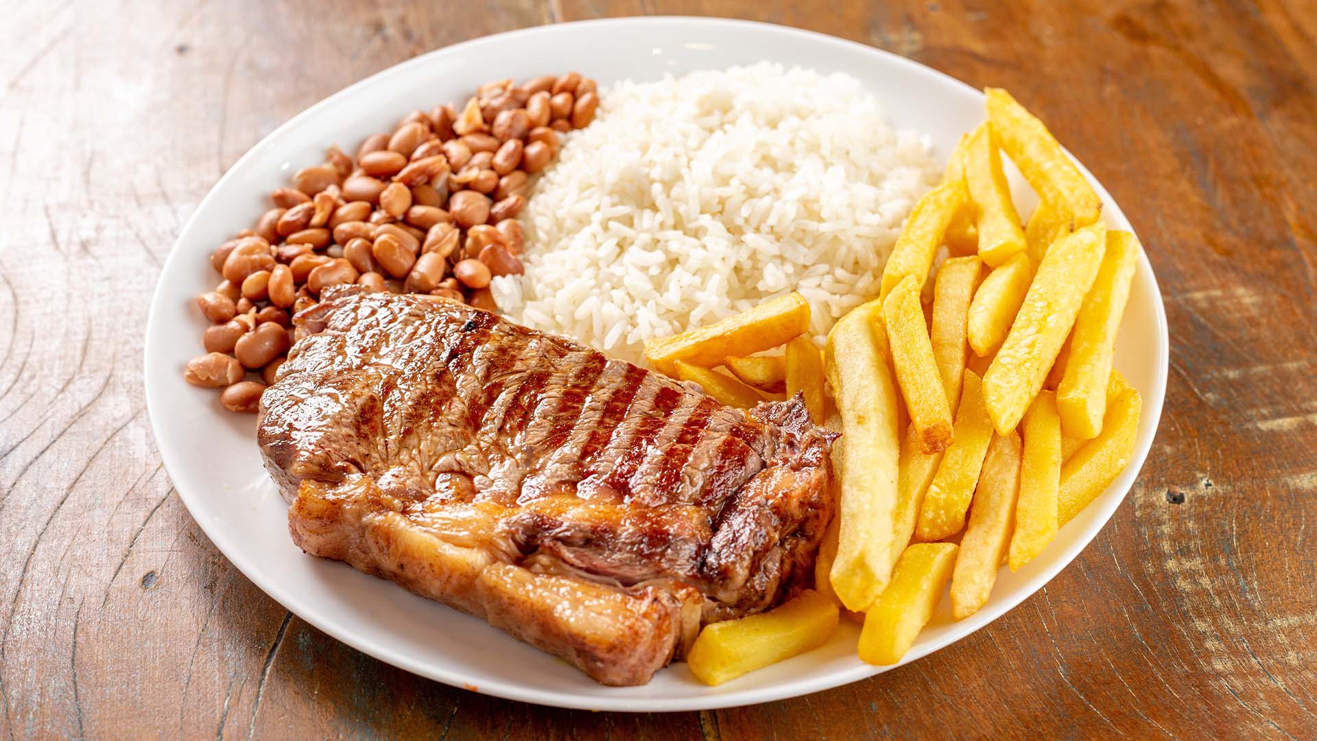 Prato feito; alimentos estão caros por que o Brasil exporta muito? | Crédito: Schutterstock