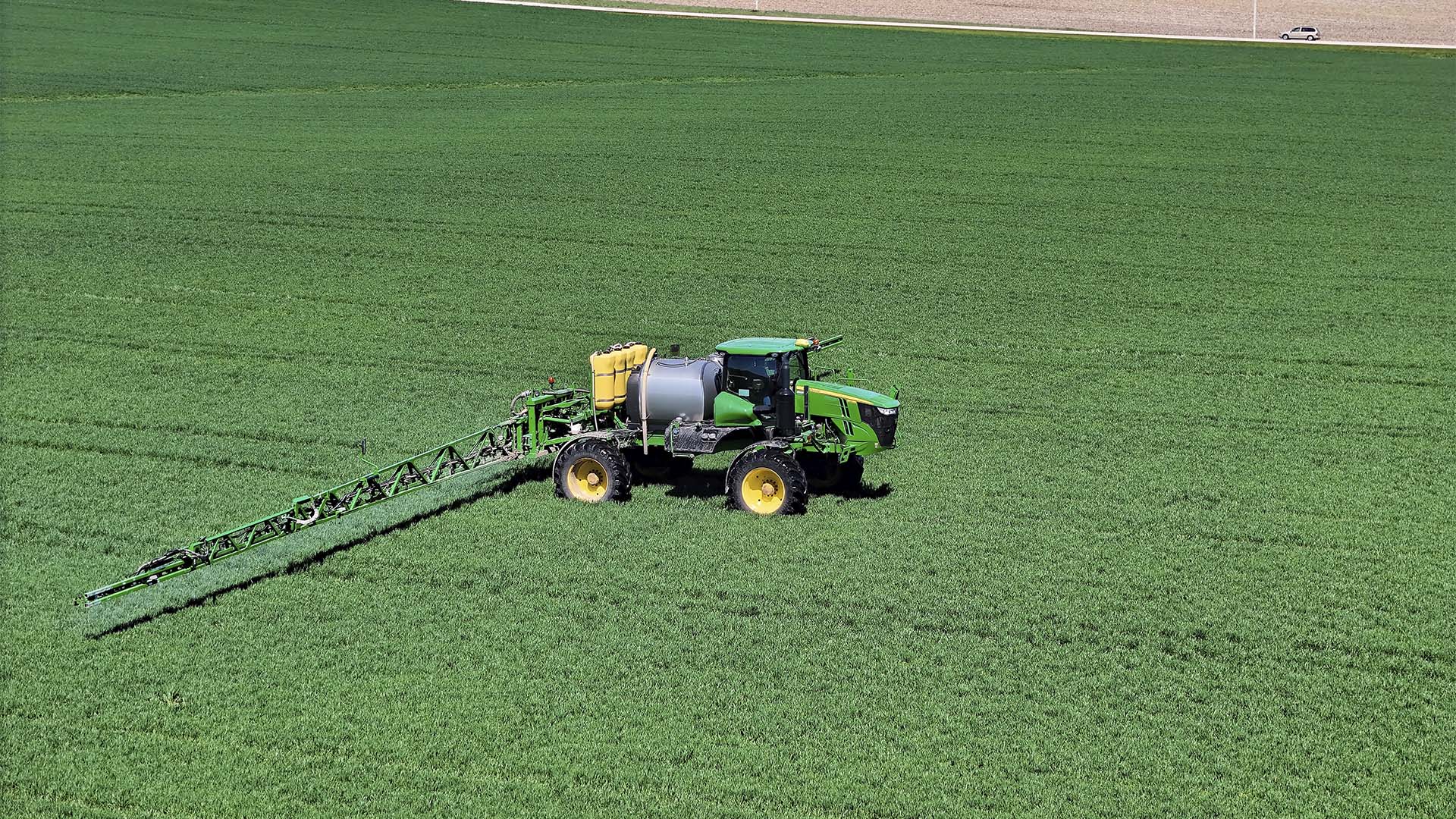 Máquinda John Deere no campo | Crédito: Schutterstock