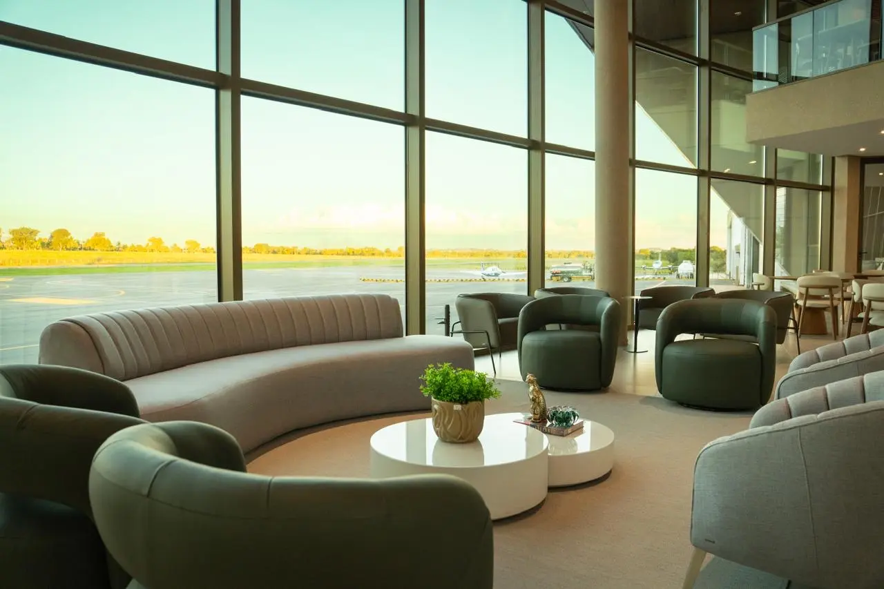 Um dia no luxuoso terminal aéreo para conectar banqueiros e agricultores