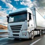 Caminhão levando carga agrícola em uma rodovia
