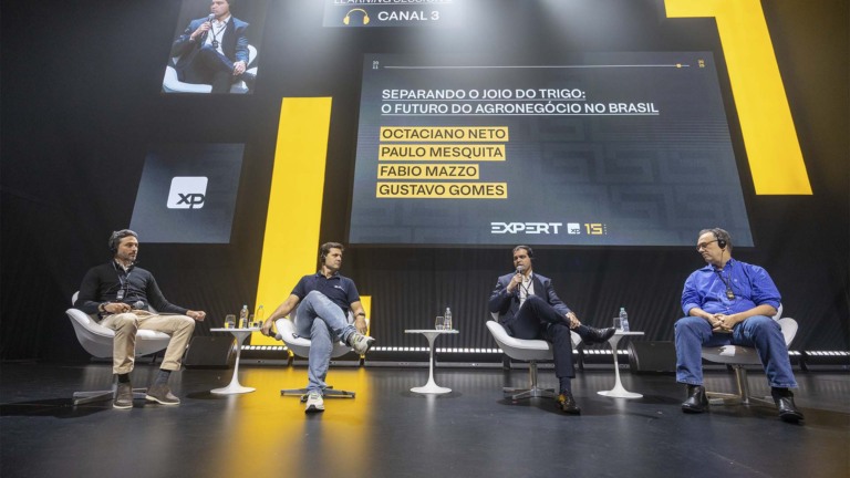 Gestores debatem o futuro da indústria de Fiagros na Expert XP. Estão na foto: Octaciano Neto, Gustavo Almeida, e Paulo Mesquita
