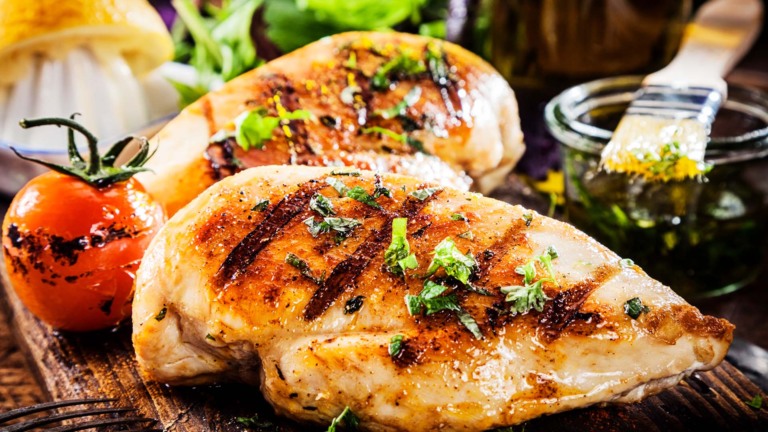 União Europeia vai reabrir mercado ao frango brasileiro