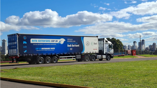 Caminhão da Mercedes-Benz abastecido com o BeVant, biocombustível criado pela Be8