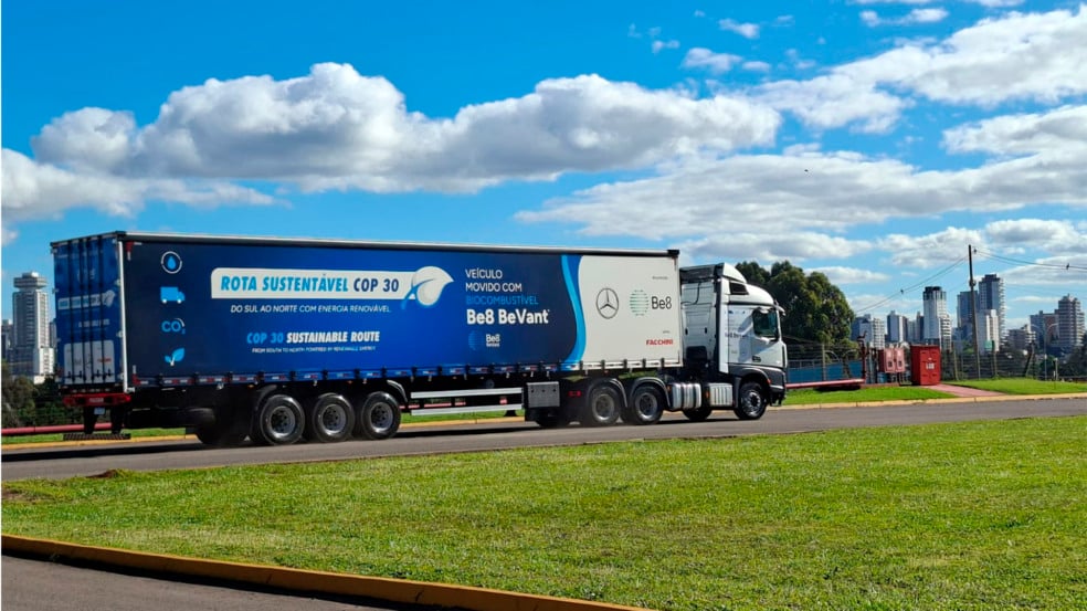 Caminhão da Mercedes-Benz abastecido com o BeVant, biocombustível criado pela Be8