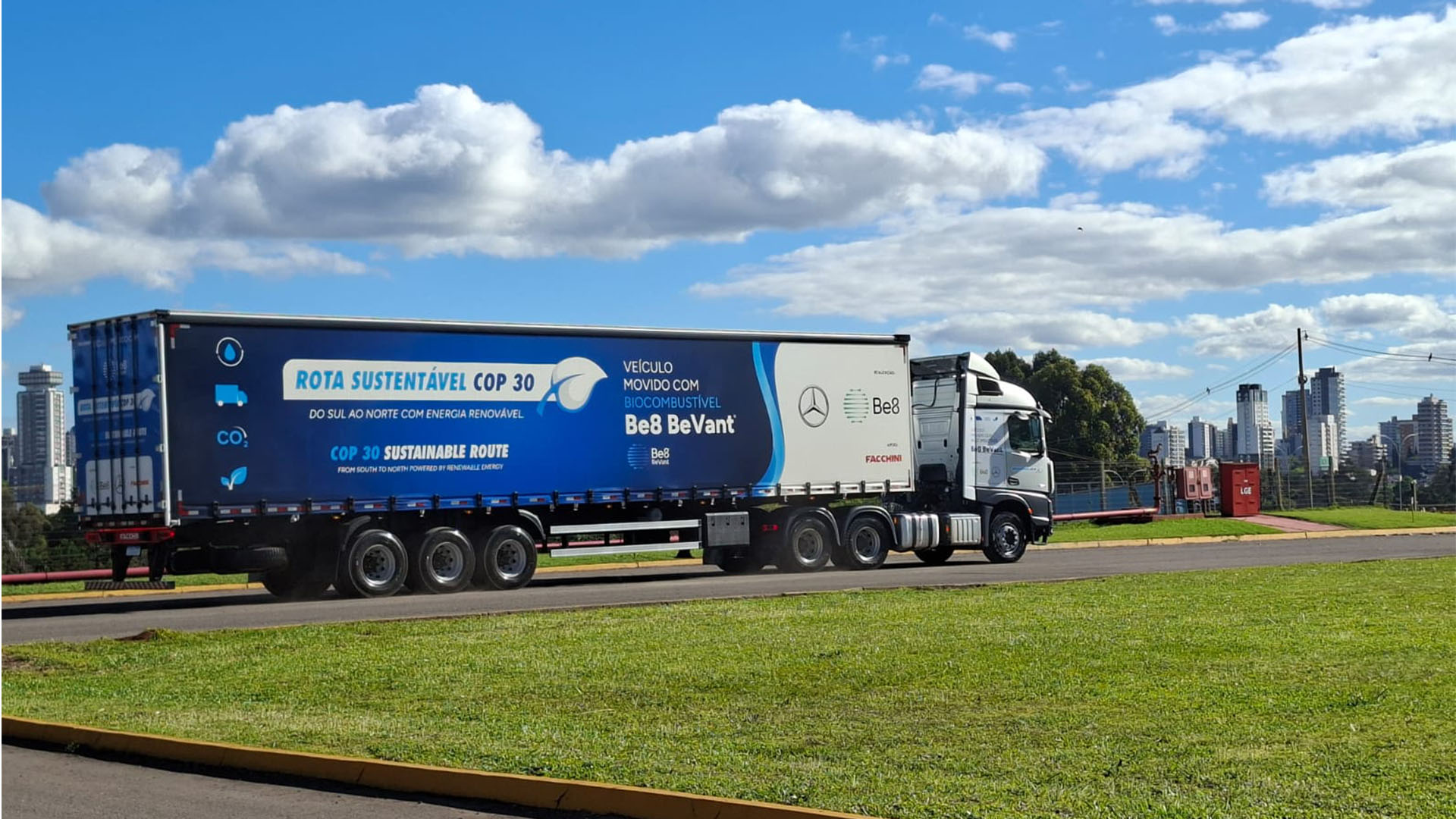 Caminhão da Mercedes-Benz abastecido com o BeVant, biocombustível criado pela Be8