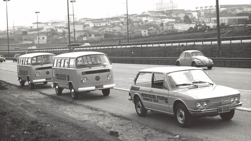 Proálcool Volkswagen 1979 - primeiros testes de motor a álcool com as duas Kombi e Brasília