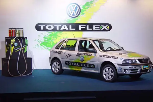 A era do flex: em 2003, Volkswagem lança o primeiro carro movido a gasolina e etanol