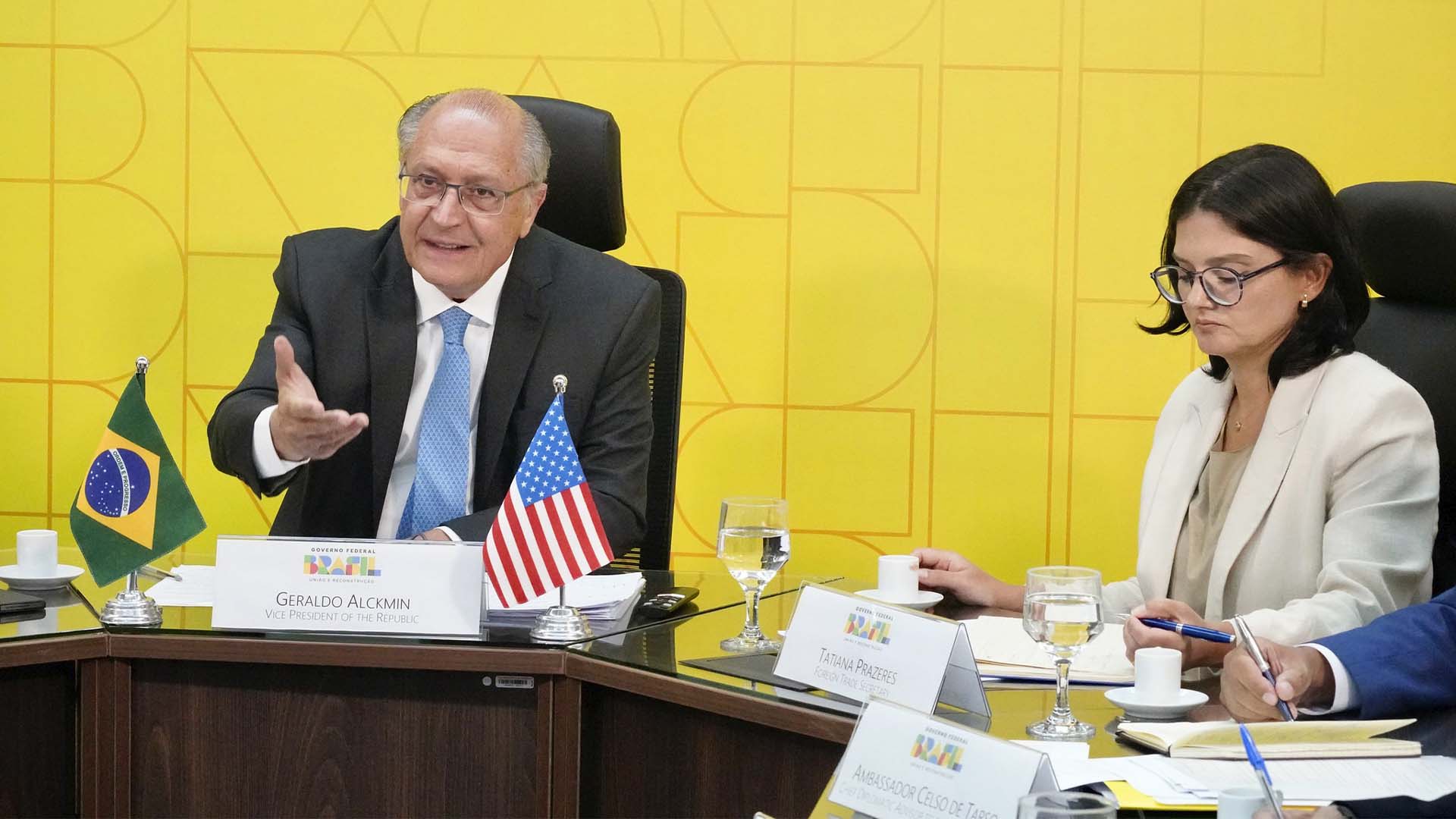 O vice-presidente Geraldo Alckmin e a secretária de Comércio Exterior do MDIC, Tatiana Prazeres, em videoconferência com Ministro de Comércio dos EUA, Howard Lutnick | Crédito: Cadu Gomes/VPR