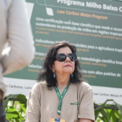 A pesquisadora Mariangela Hungria, da Embrapa, em visita à Agrizone | Crédito: Saulo Coelho/Embrapa