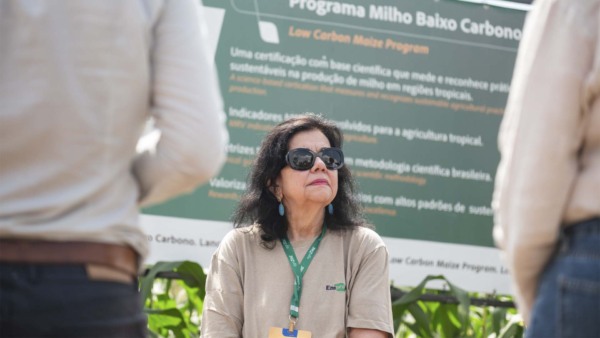 A pesquisadora Mariangela Hungria, da Embrapa, em visita à Agrizone | Crédito: Saulo Coelho/Embrapa