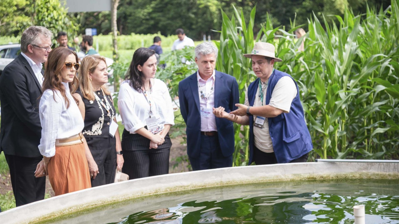 Visita da rainha da Dinamarca à Agrizone, da Embrapa