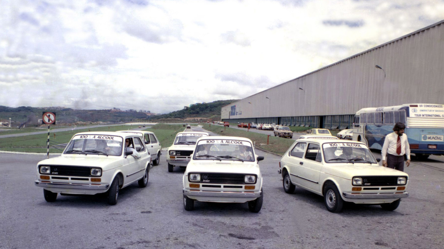 Fiat 147, o primeiro veículo movido a álcool lançado no Brasil Fiat 147, o primeiro veículo movido a álcool lançado no Brasil