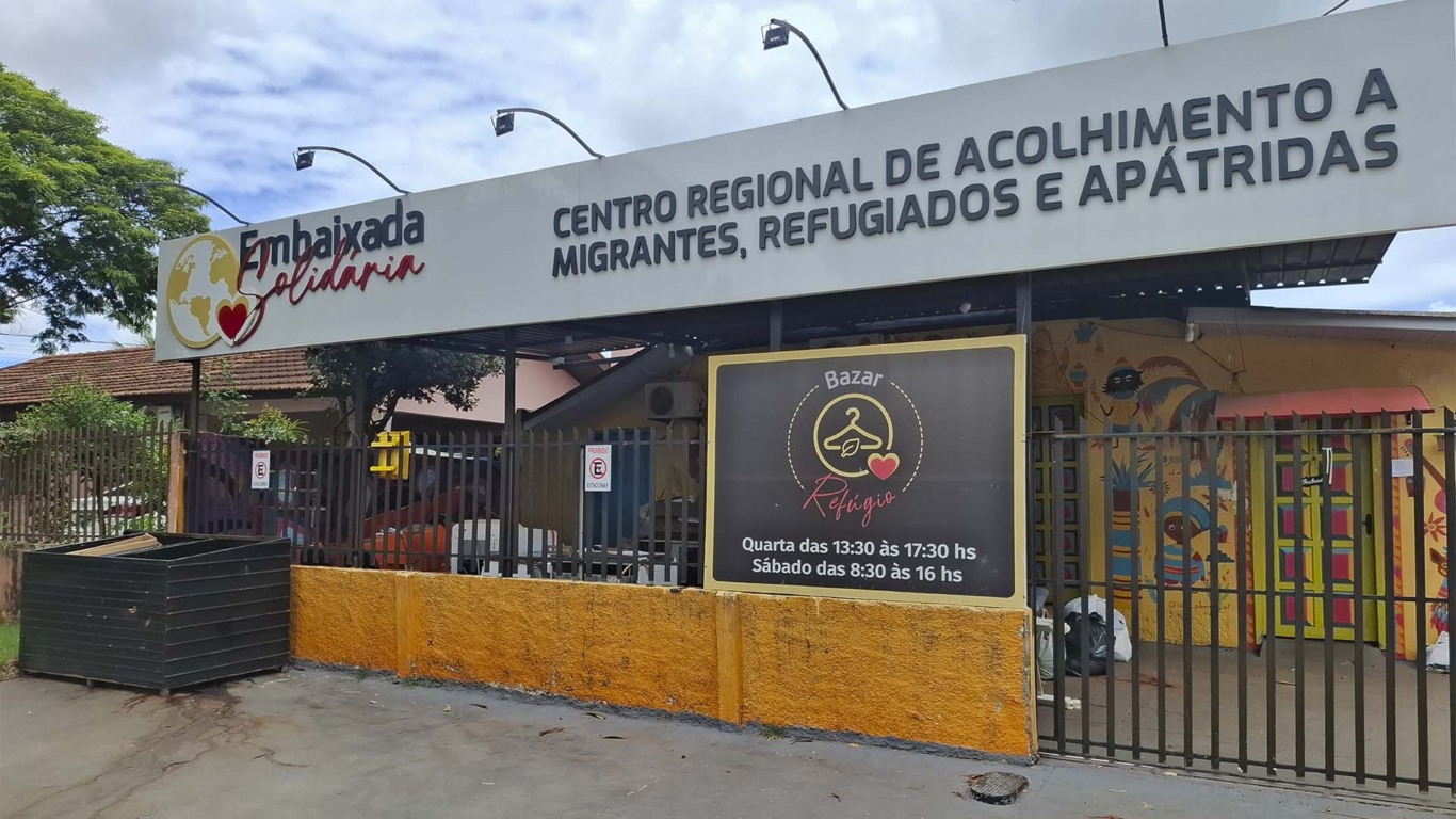Fachada da Embaixada Solidária (à esquerda) e bazar promovido pela entidade sem fins lucrativos (à direita) | Crédito: Karina Souza