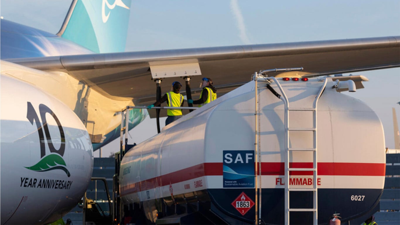 Boeing 787 sendo abastecido para voo-teste transatlântico usando SAF, o combustível sustentável de aviação