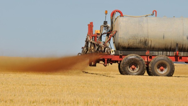 Caminhão pulveriza lodo de esgoto coletado e tratado (LEC) para servir de fertilizante em plantação | Crédito: Divulgação