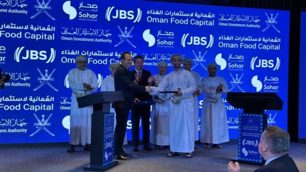 O CEO da JBS, Gilberto Tomazoni, assina acordo para criação de joint venture com fundo soberano de Omã | Crédito: Divulgação