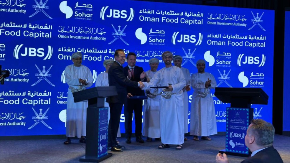 O CEO da JBS, Gilberto Tomazoni, assina acordo para criação de joint venture com fundo soberano de Omã | Crédito: Divulgação