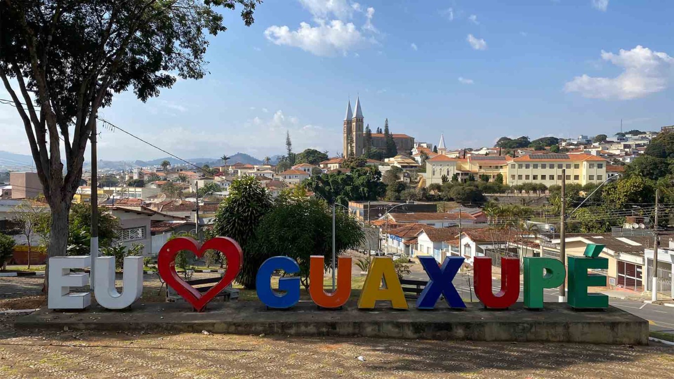 Letreiro com o nome da cidade de Guaxupé
