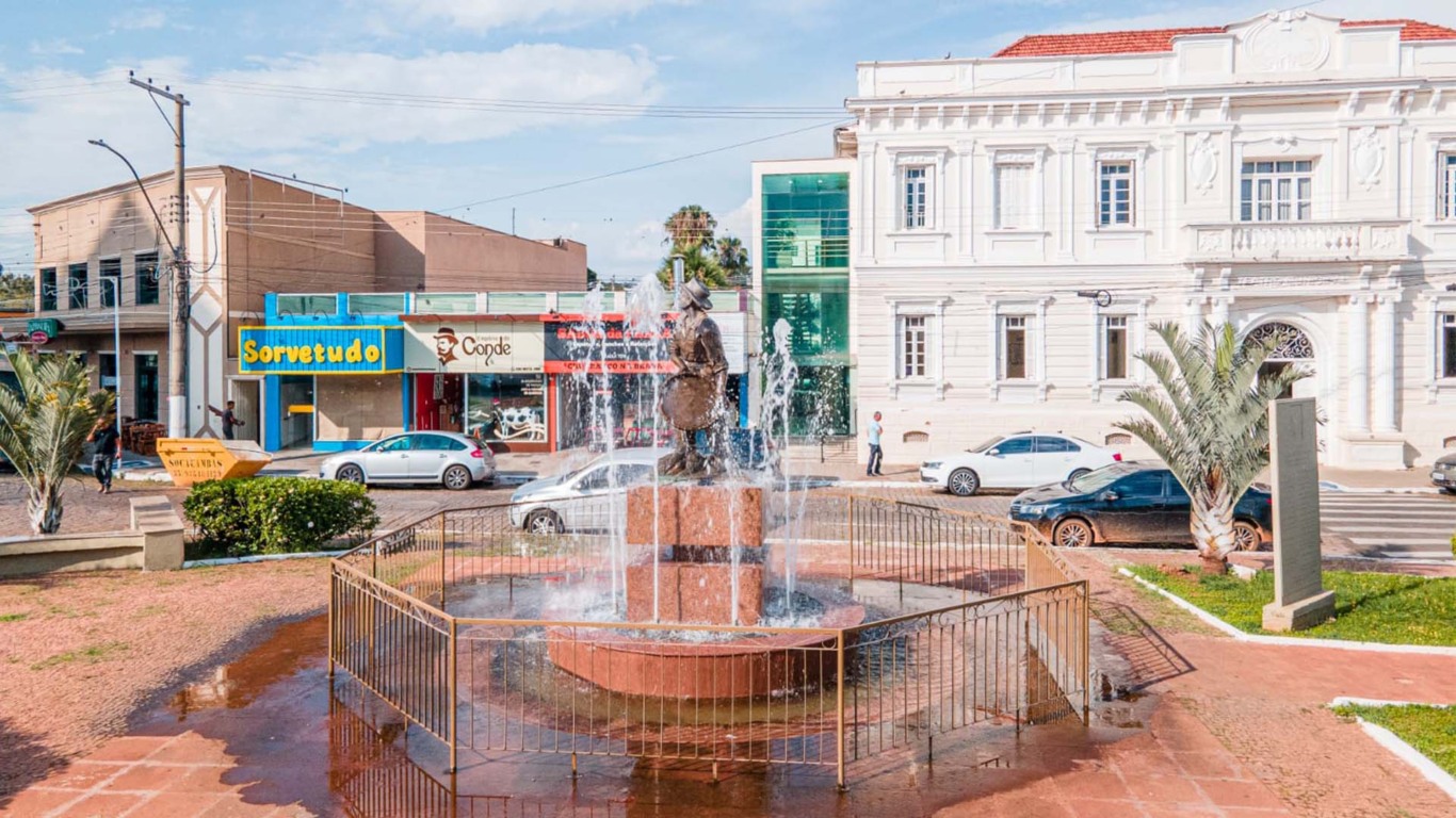 Praça principal de Guaxupé com Monumento ao Trabalhador Rural Nicanor